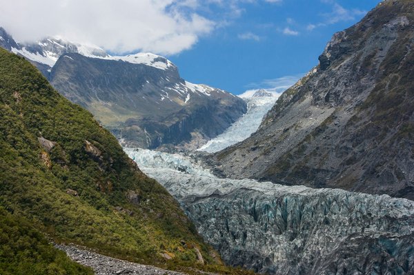 Quelles croisières offrent des excursions pour découvrir les glaciers bleus en Patagonie?